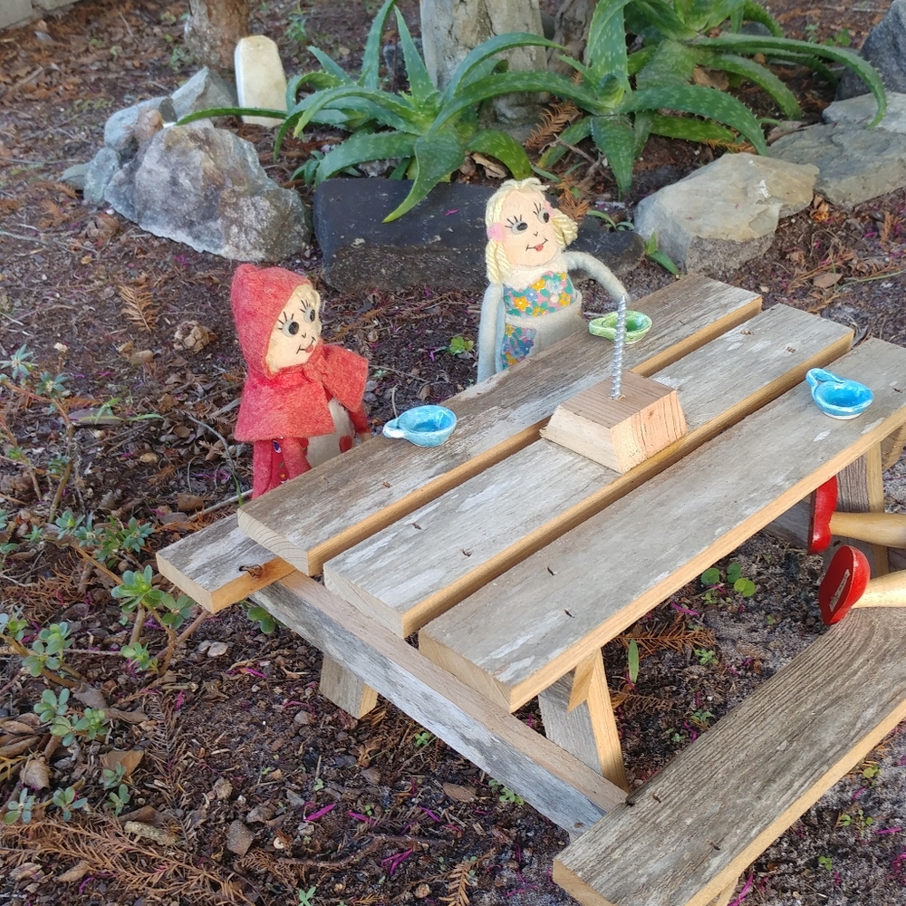 Squirrel corn picnic table novelty feeder gift - Picture 2 of 15